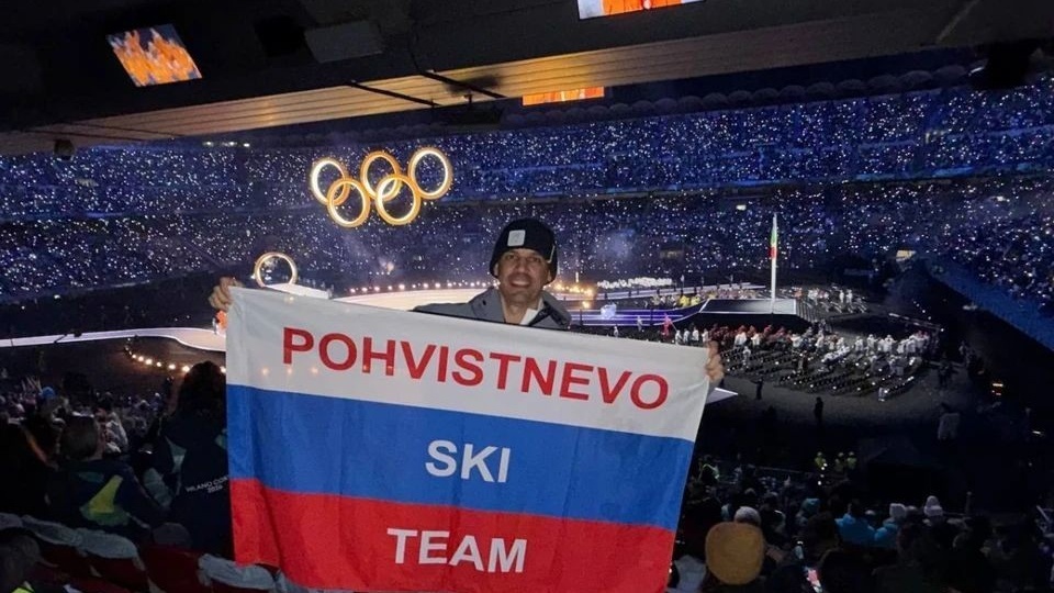 Россиянин Евгений Бурденюк пронес флаг РФ на открытие Олимпиады в Италии