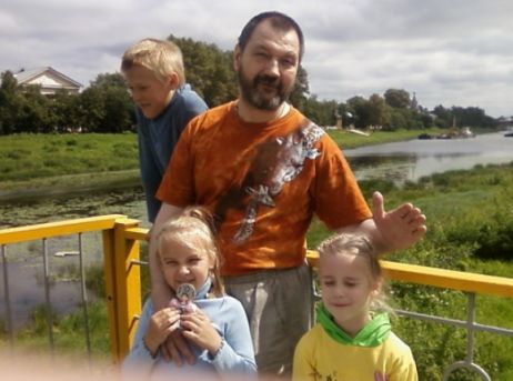 НЕКТО три минуты беспрерывно звонил в дверь и напугал самых младших обитателей квартиры 4-х, 6-ти и 8-ми лет, а потом пытался отжать дверь