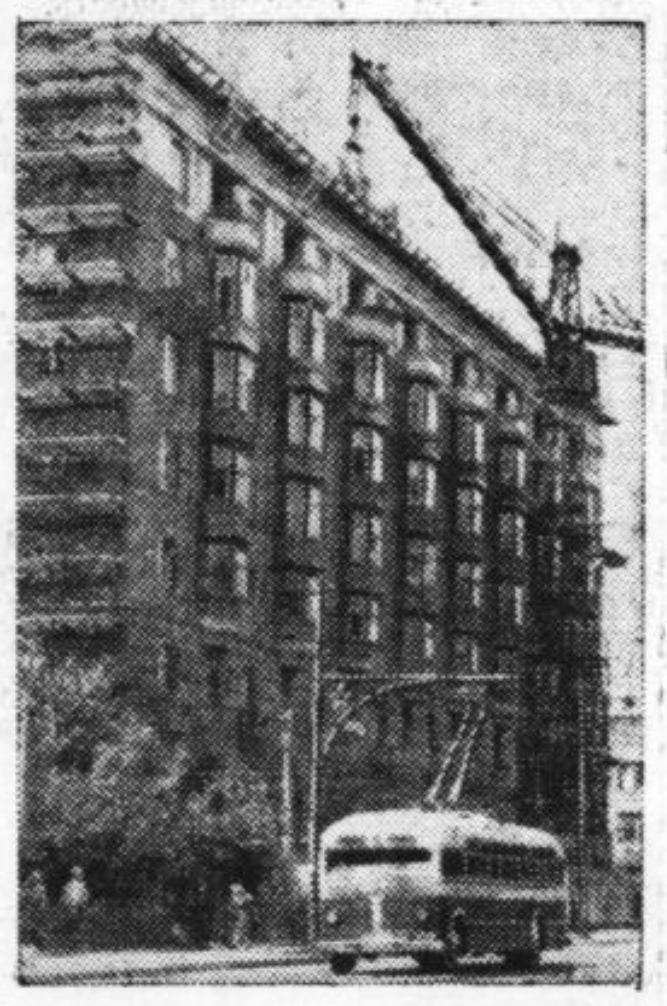 Ещё один кадр строительства дома. Из газеты "Вечерняя Москва" за 21 июня 1949 года (№146).