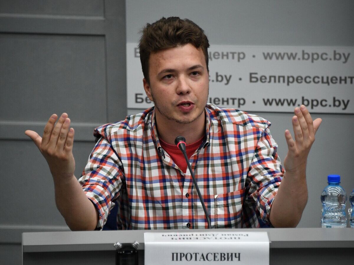    Задержанный в Белоруссии Роман Протасевич принимает участие в пресс-конференции в Минске, организованной МИД республики | © Sputnik / Виктор Толочко