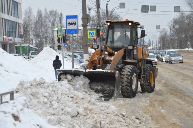В Твери продолжаются работы по вывозу снега и уборке улиц и дорог
