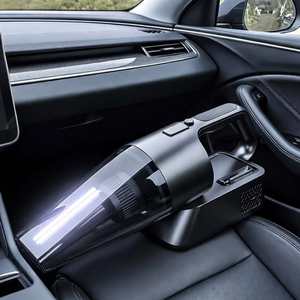 Портативный автомобильный пылесос в работе внутри салона