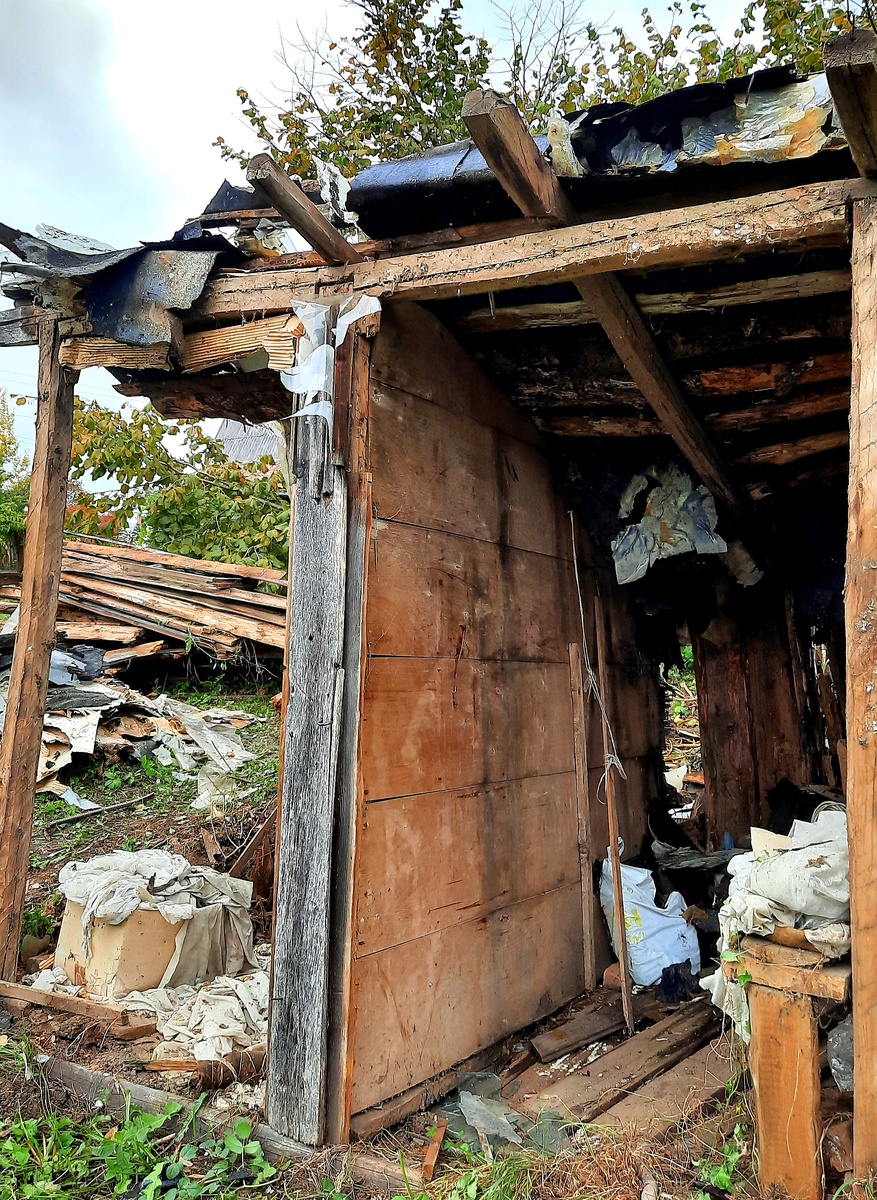 Фото автора. Снос обветшалых построек и уборка - муторное дело.