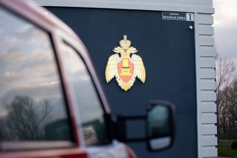    Герб МЧС на здании пожарной части Павел МАКАРОВ