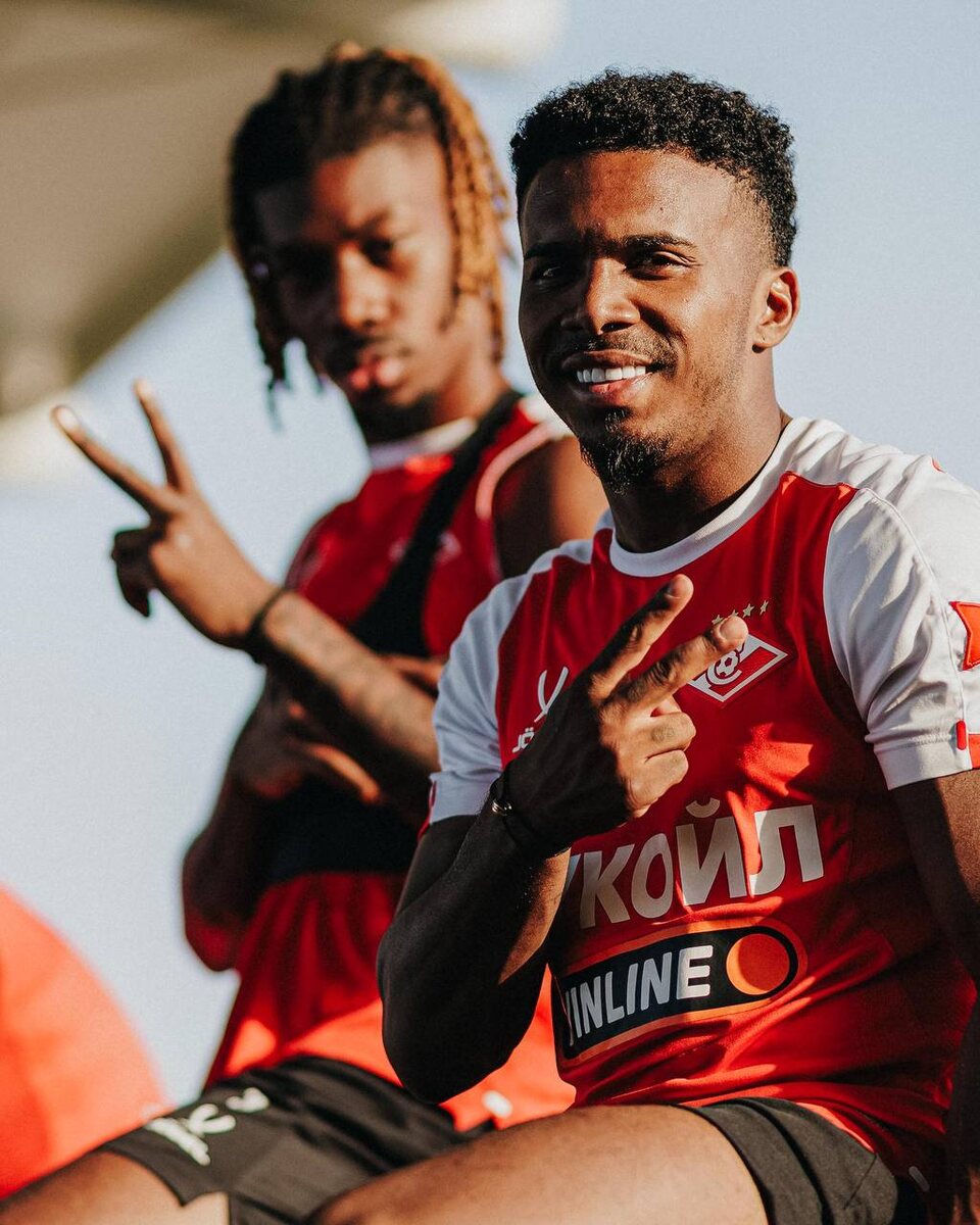 Нам ннравится Эрик Клэптон))) Нам бы так в футбол играть, как он поет и играет на гитаре. Но - некогда готовиться - тренер заставляет учить Майкла Джексона!))