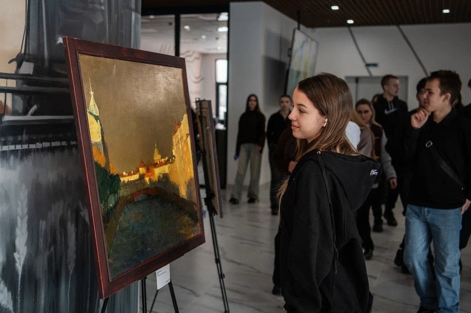    Основная часть экспозиции выставлена в Доме молодежи «30/09», а с 7 февраля избранные работы можно будет увидеть в Донецкой республиканской молодежной библиотеке. Фото: Министерство молодежной политики ДНР