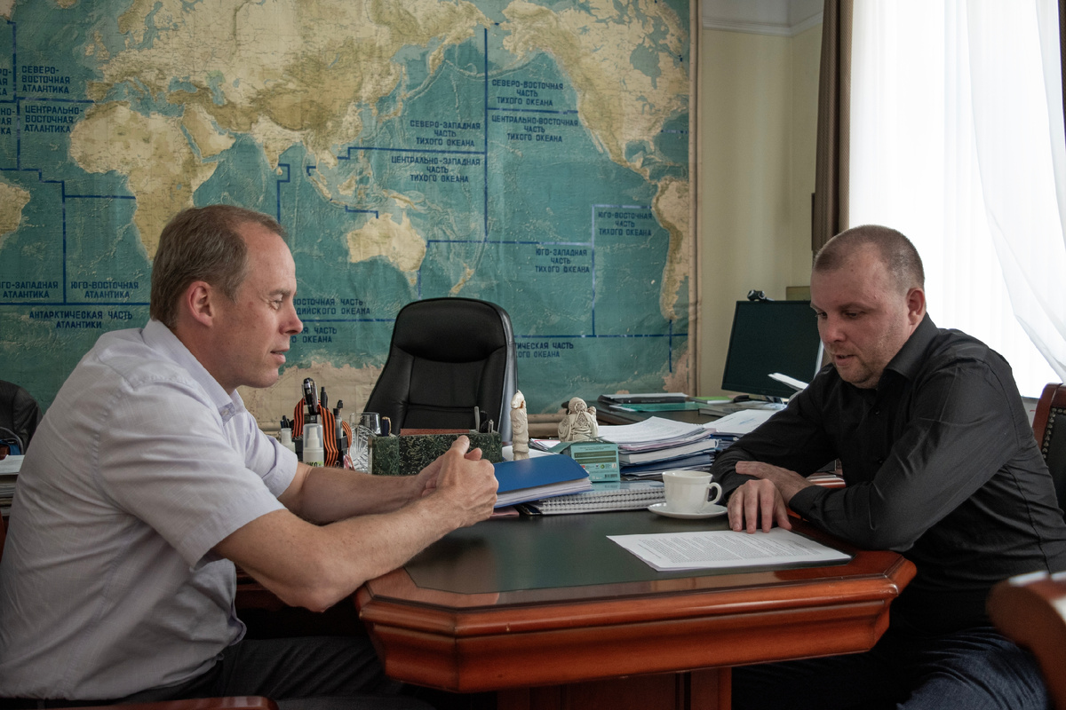 Слева — заместитель руководителя Федерального агентства по рыболовству Василий Игорович Соколов. (Справа, кто не узнал, ваш покорный слуга)