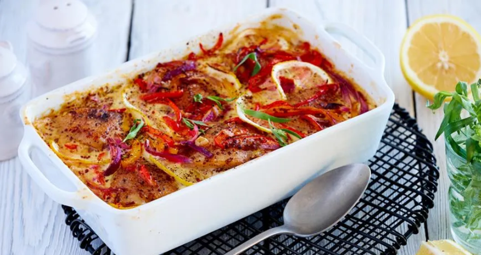 Куриные бедрышки, запеченные в сметане: простое блюдо с ресторанным вкусом