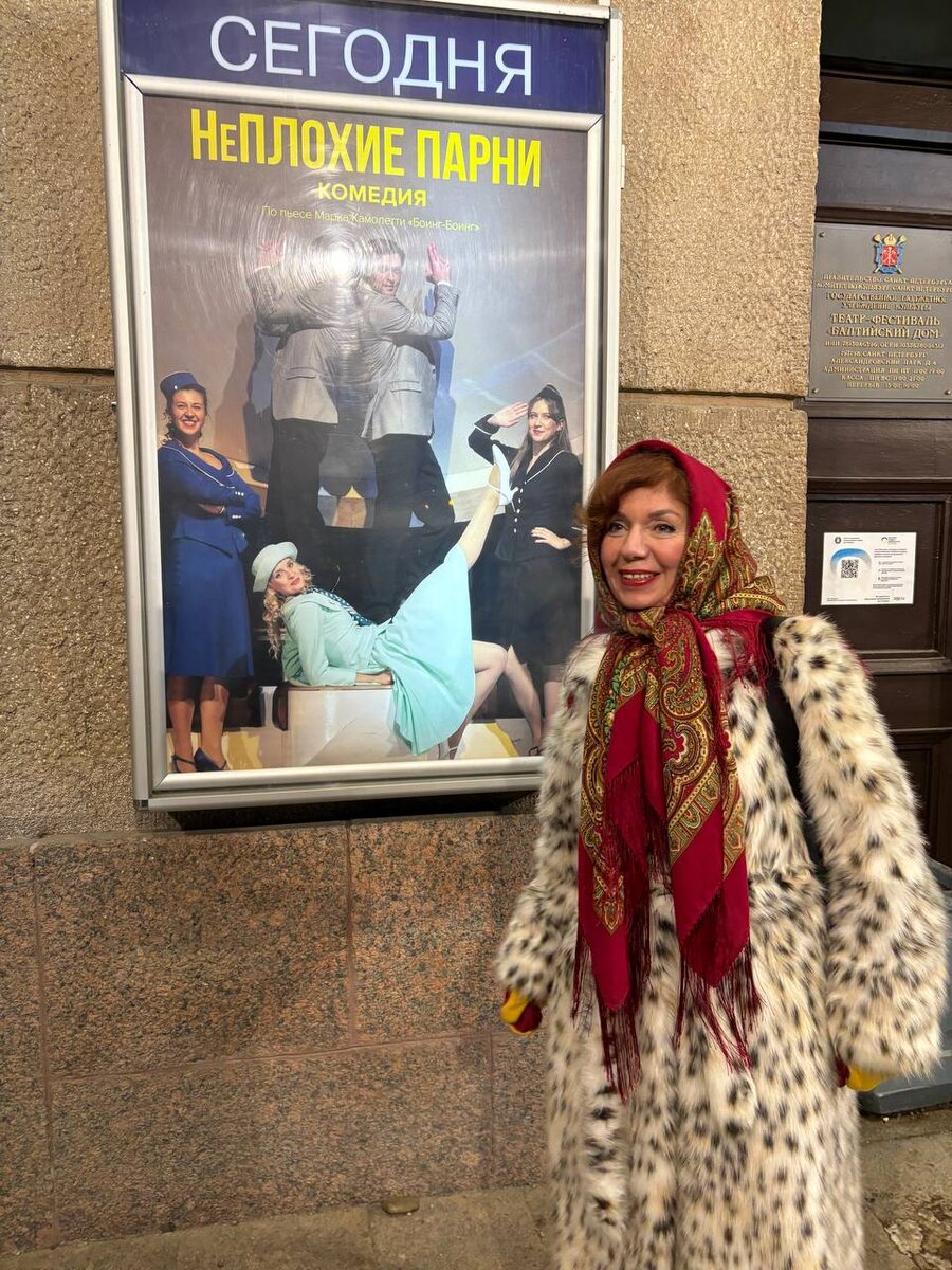 Все фото автора! У театральной афиши дня. 
