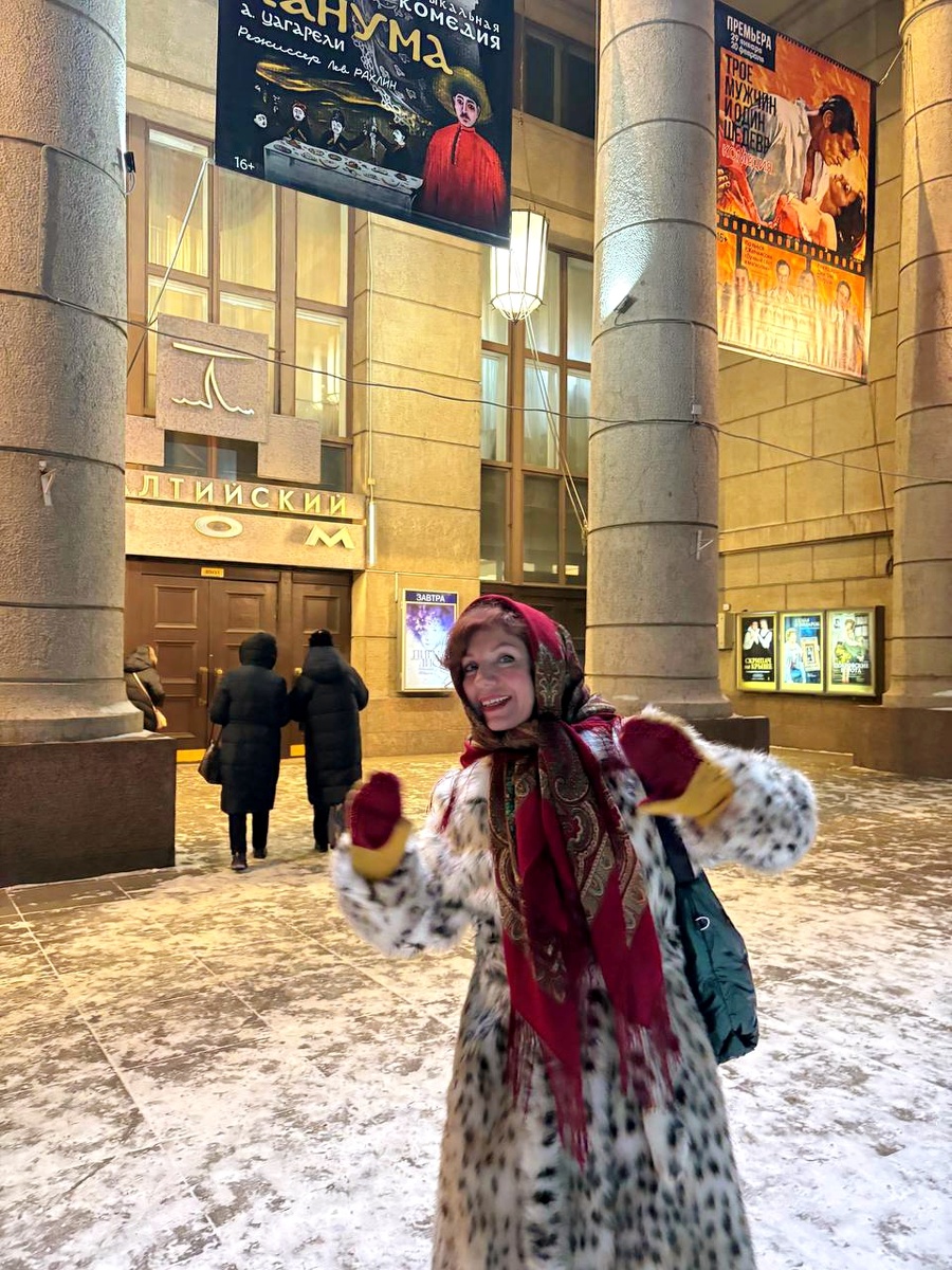 Авто у театра "Балтийский дом".