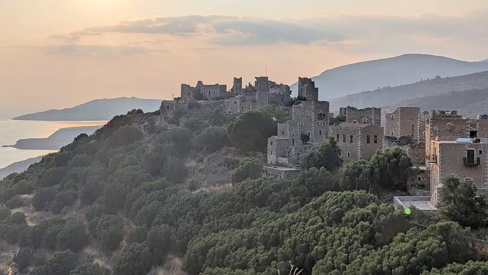    На полуострове Мани повсюду встречаются дома-башни, как, например, в деревне Вафея, показанной на фото. Каждый из них принадлежал определенному клану, во главе которого стоял мужчина. / Фото: livescience.com