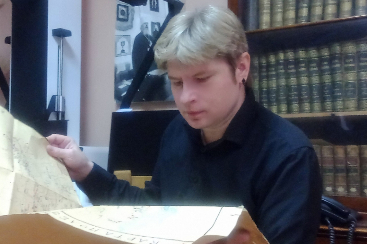 Илья Кузнецов, старший научный сотрудник отдела хранения фондов Вологодского музея-заповедника. Фото: газета «Красный Север»