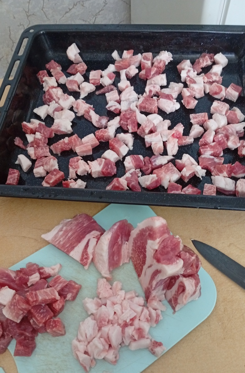 Как видно на фото - сала тут хватает. 