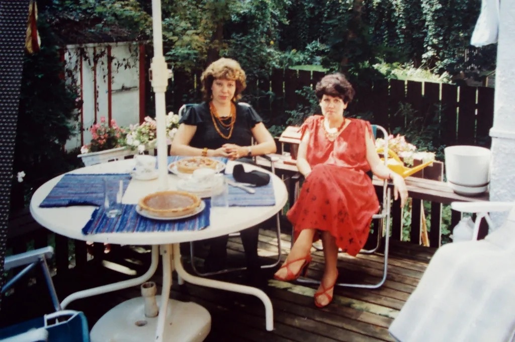 Слева я.  Справа моя канадская подруга     Фото автора 1990 год