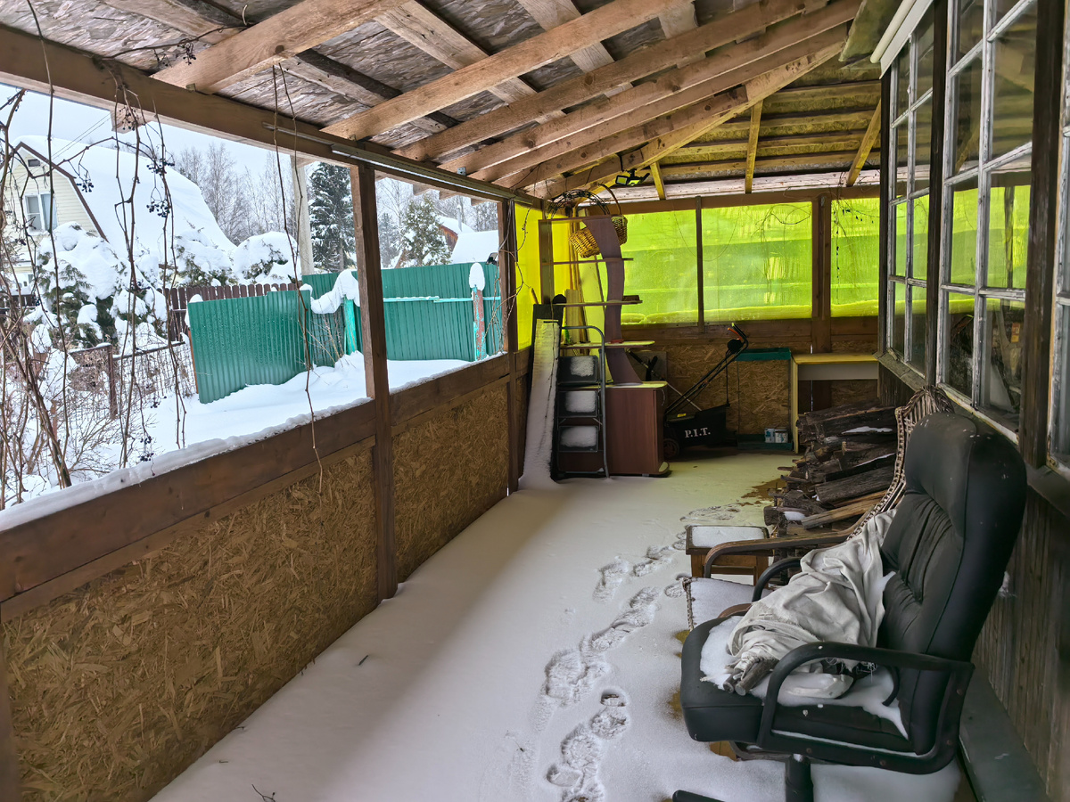 Террасу тоже замело