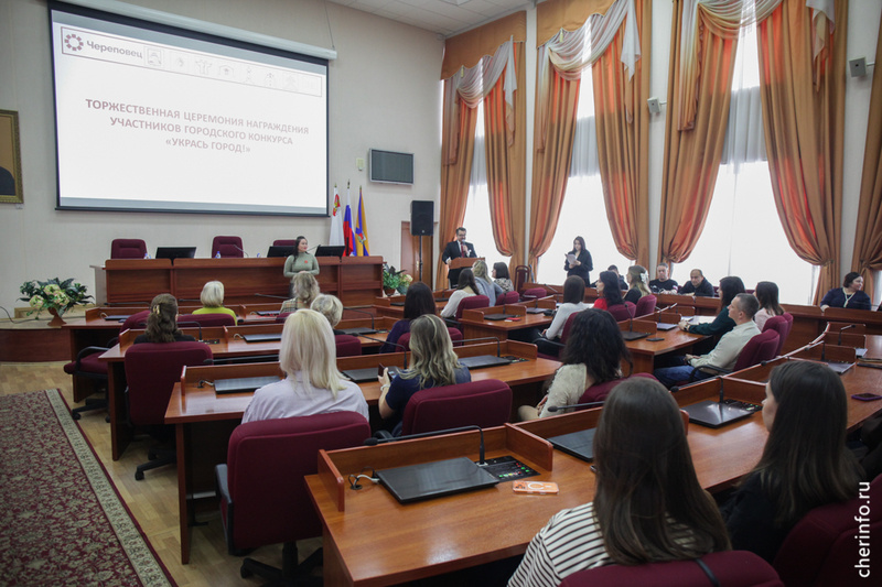    Дипломы получили 83 сотрудника магазинов, ресторанов, кафе, гостиниц, торговых центров.