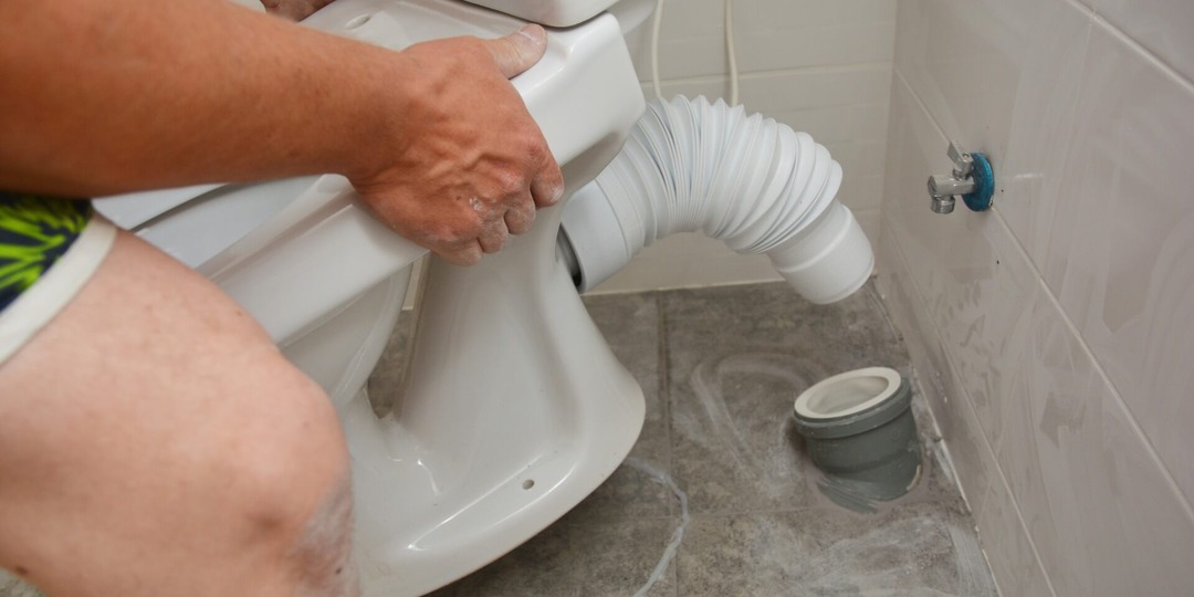 Унитаз креплю к полу без сверления: секрет монтажа, который сэкономит вам кучу времени и нервов.