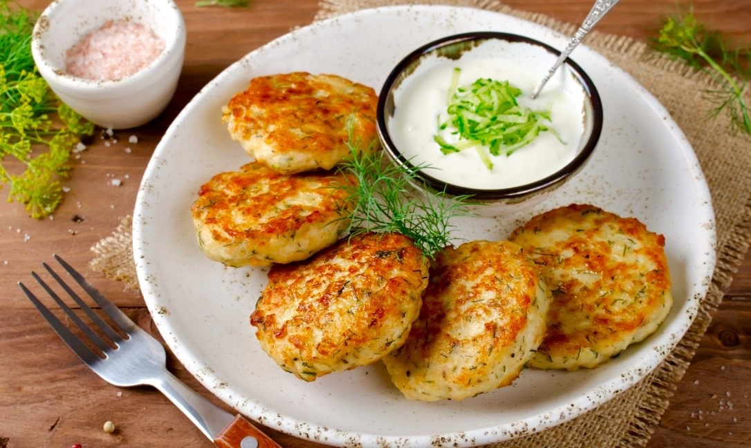 Сытные куриные котлеты с копченой грудинкой.