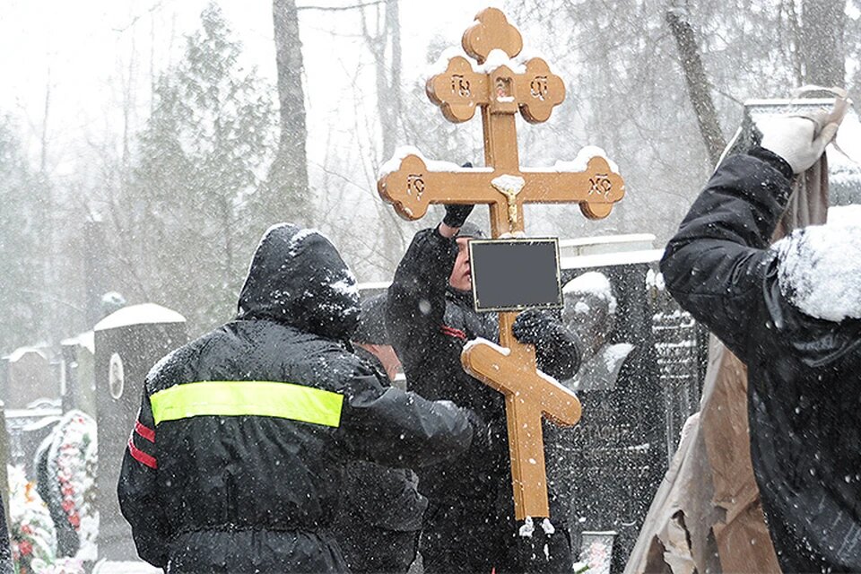 Эксперты давно говорят: не меньше двух третей всего рынка ритуальных услуг занимают черные ритуальщики. Фото: Владимир ВЕЛЕНГУРИН