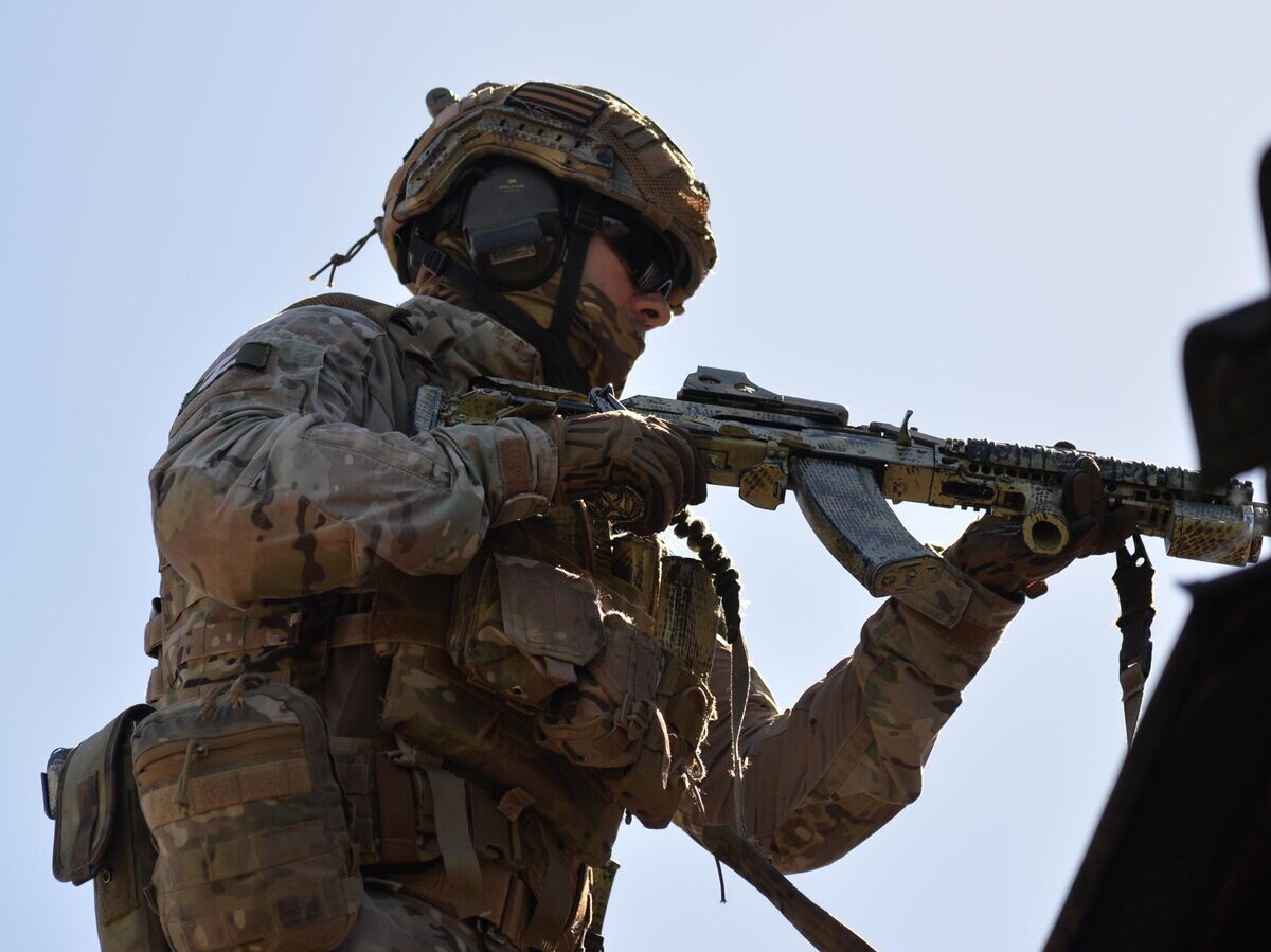    Военнослужащий российского подразделения специального назначения проверяет дом в Харьковской области | © РИА Новости / Виктор Антонюк