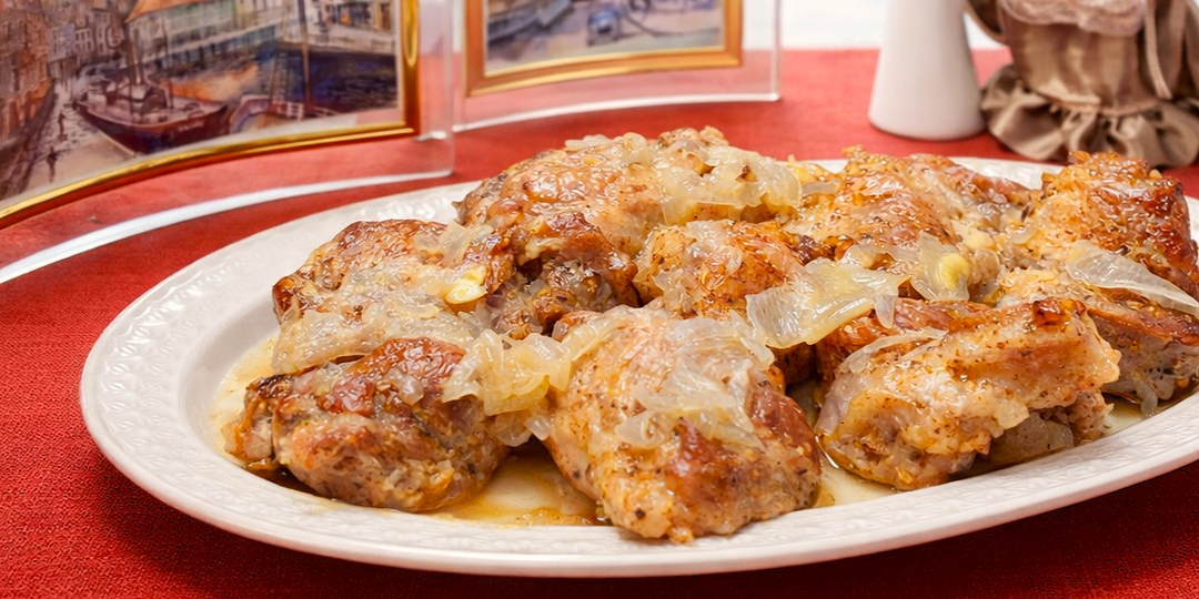 Свинина с луком в пергаменте в духовке. Сочное мясо без масла и брызг