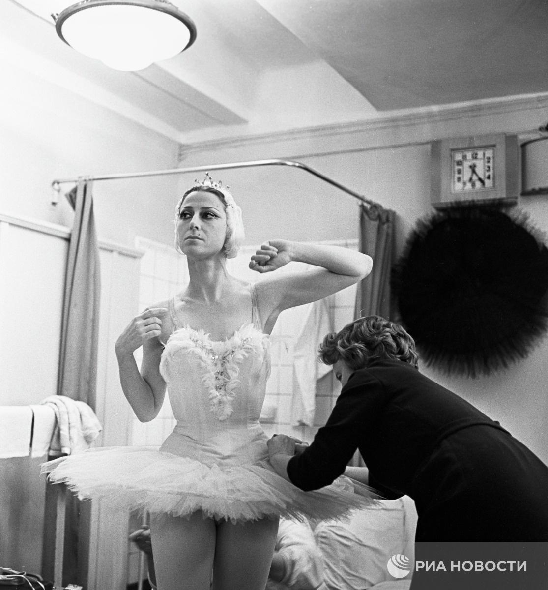 Народная артистка СССР Майя Плисецкая (слева) перед началом спектакля, 1965 год © Александр Макаров, РИА Новости