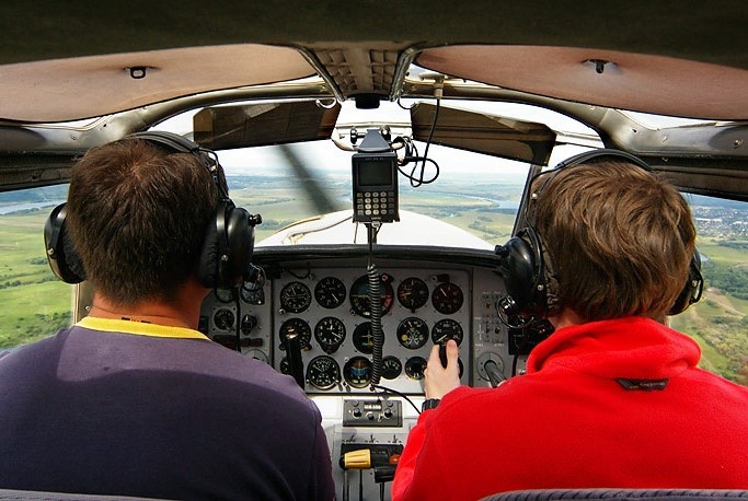 подарочный сертификат на урок пилотирования https://podarokservis.ru/obucheniye/pilotirovanie-samoleta/