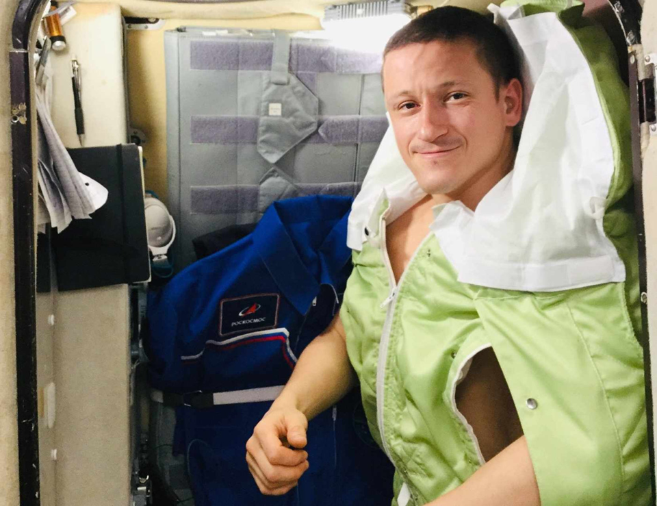 Сергей Кудь-Сверчков в спальном мешке в своей каюте СМ «Звезда». Фото: Роскосмос