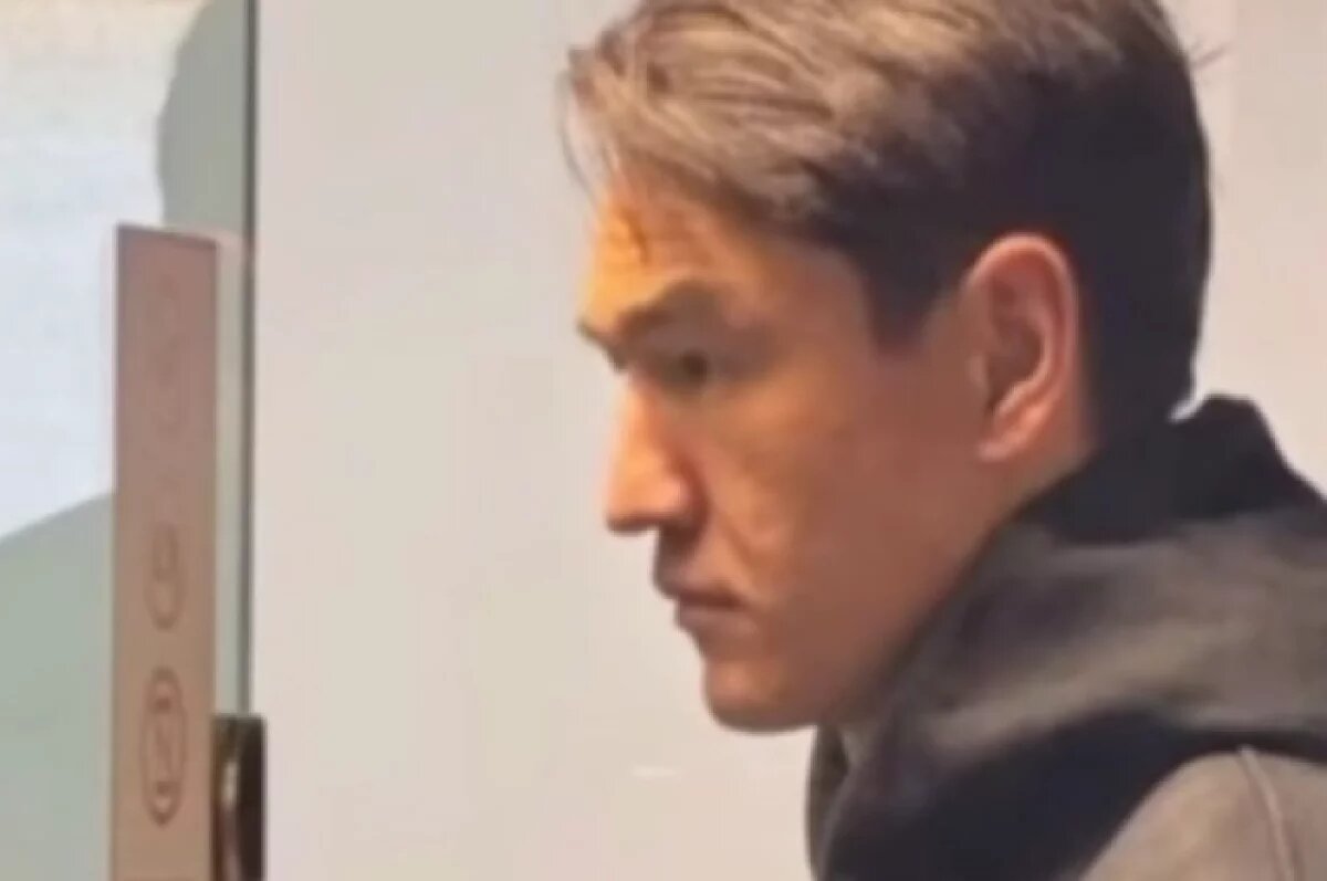    Комик Сабуров после прилета в Казахстан покинул аэропорт через VIP-зону