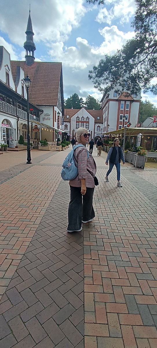 На фото - я, "перетряхивавшая" свои травмы более 10 лет, даже ставшая психологом. А потом вдруг осознавшая, что лучшего, чем принятие, со мной никогда не происходило. И переставшая бороться. 