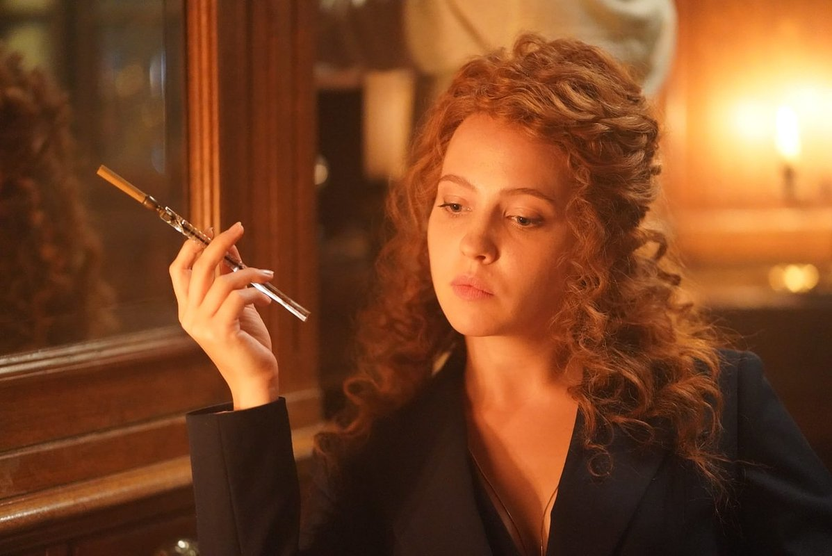 А в фильме её постоянно "блюрили"...