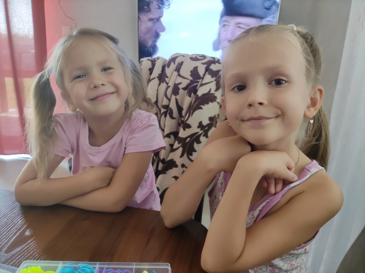 Сейчас начнём учиться плести браслеты. Фото: личный архив