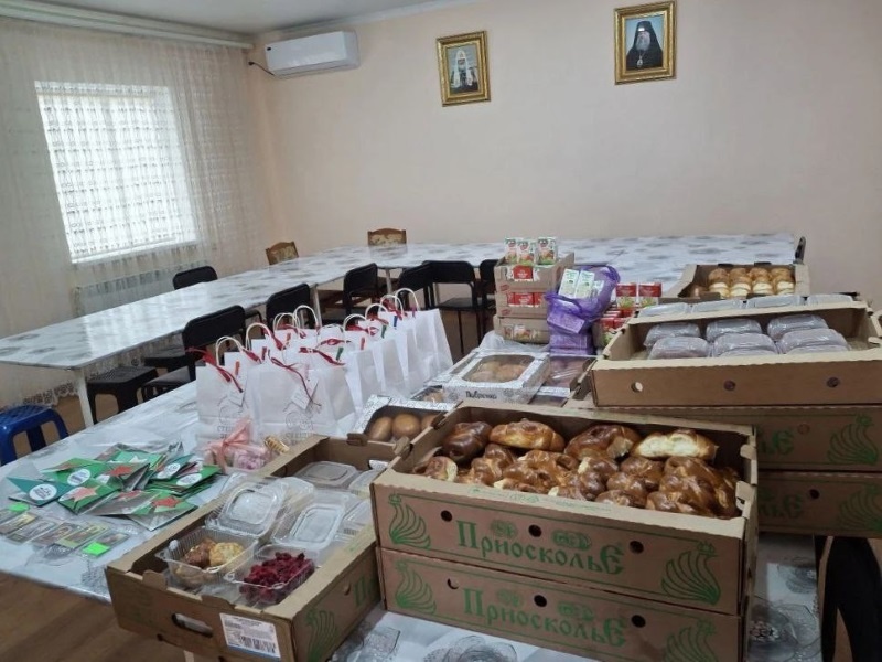    Прихожане Кореновска отправили посылки раненым бойцам в госпиталь