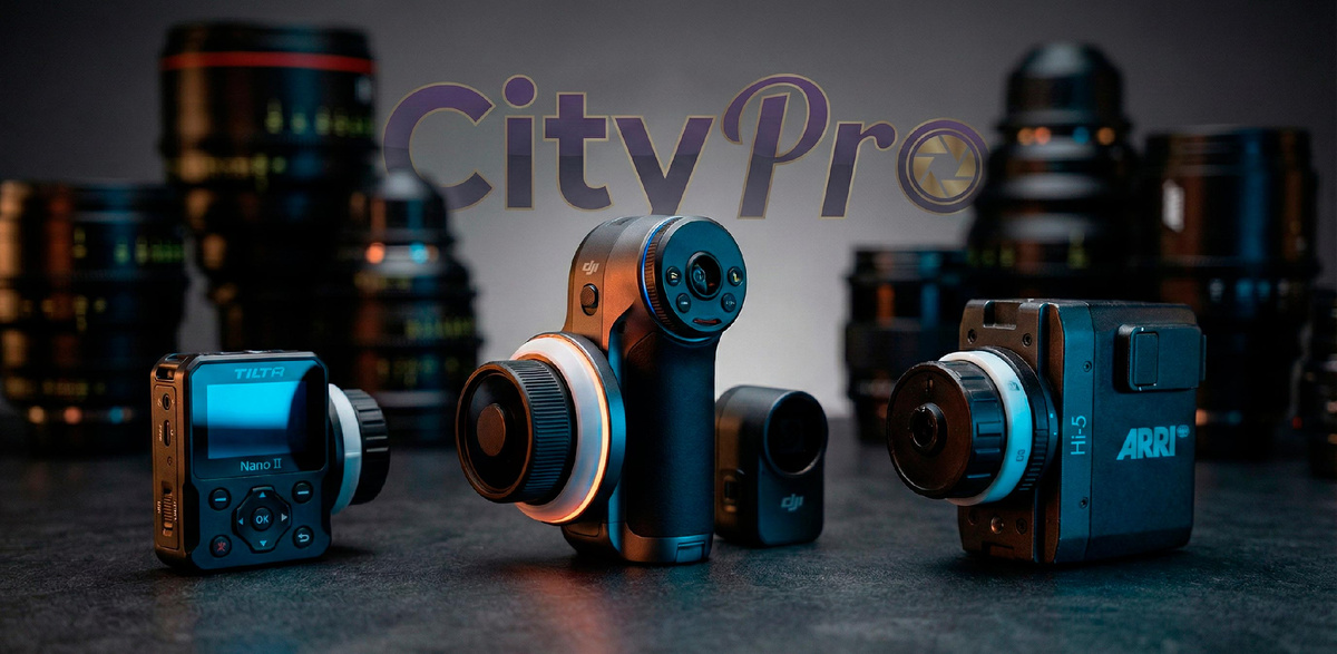 Сравнение радиофокусов Tilta, DJI и ARRI на столе в видеостудии.