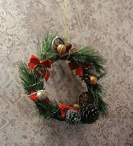 Вот такой самодельный веночек висел