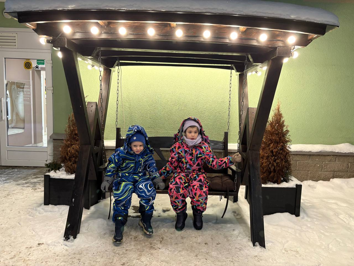 Неплохое сочетание вышло у нашего любимого кафе: фотозона и стильные качели. Детям нравится. А внутри неплохая коллекция настольных игр. 