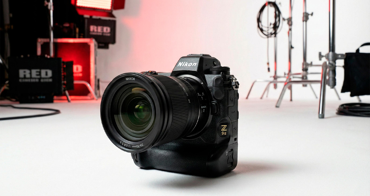 Новая камера Nikon Z9 II с объективом Nikkor Z на фоне профессиональной студии