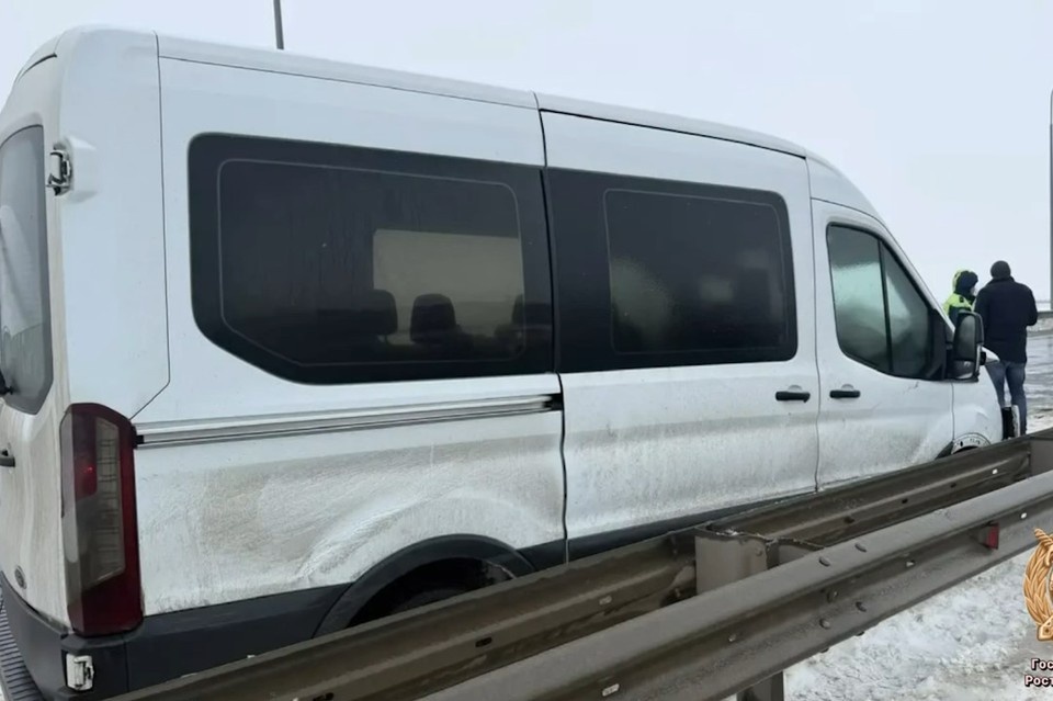    При ударе об отбойник из машины выпала 70-летняя пассажирка. Фото: УГАИ по Ростовской области