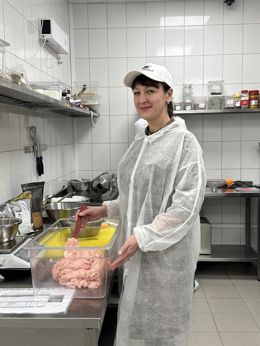 Анна Кольцова на технологической выработке в одном из ресторанов Сибири