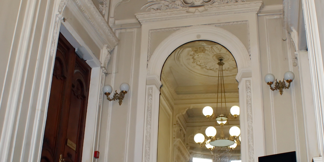 Интерьры дворца Великой княгини Ольги Александровны в фотографиях 2009 года