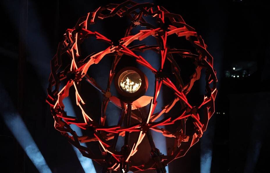    Общий вид олимпийского котла с огнем в Милане на Играх-2026. Фото: Reuters