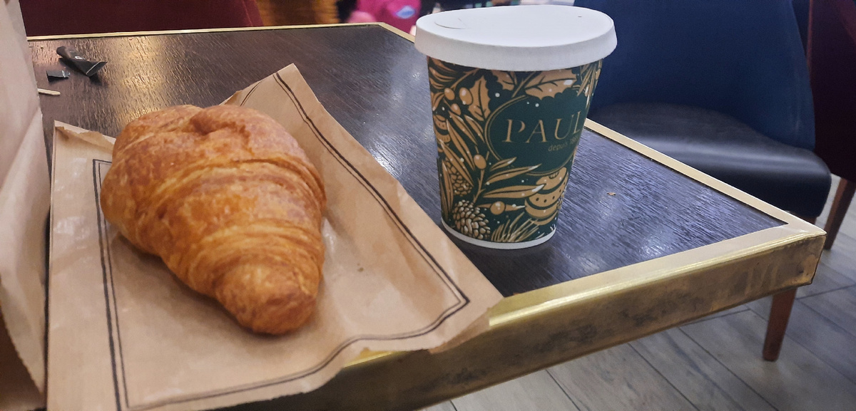 На фото завтрак в аэропорту. В конце путешествия всегда хочется домой. А кога дома - то часто хочется уехать куда нибудь