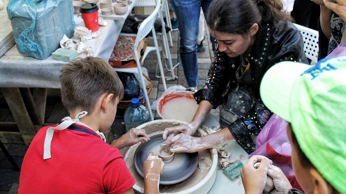    Музыкальное и художественное образование по-прежнему остаётся одним из самых устойчивых и доступных направлений для детей в Ростове.   1MI