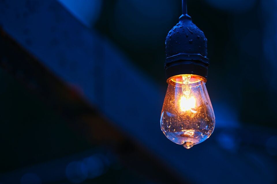    Лампочка. Свет. Электричество. Источник: unsplash.com
