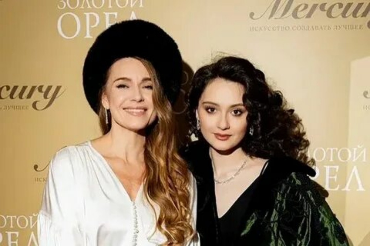 Контраст поколений или маскировка года? Пока Любовь Толкалина подчеркивает талию, её дочь прячется в метрах бархата, порождая самые смелые догадки о причинах такой «скромности».