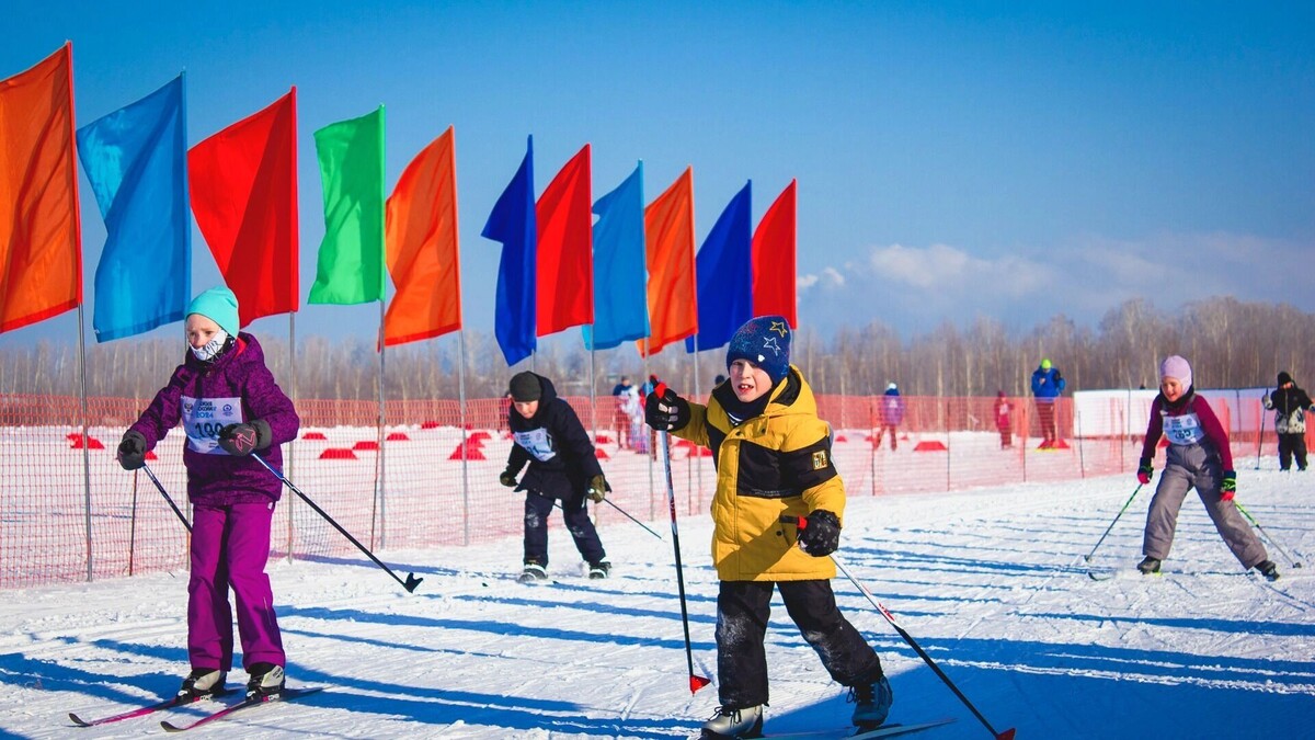    Зима в Сургуте в движении: лыжные забавы среди сосен и свежего снега делают день настоящим праздником.   1MI