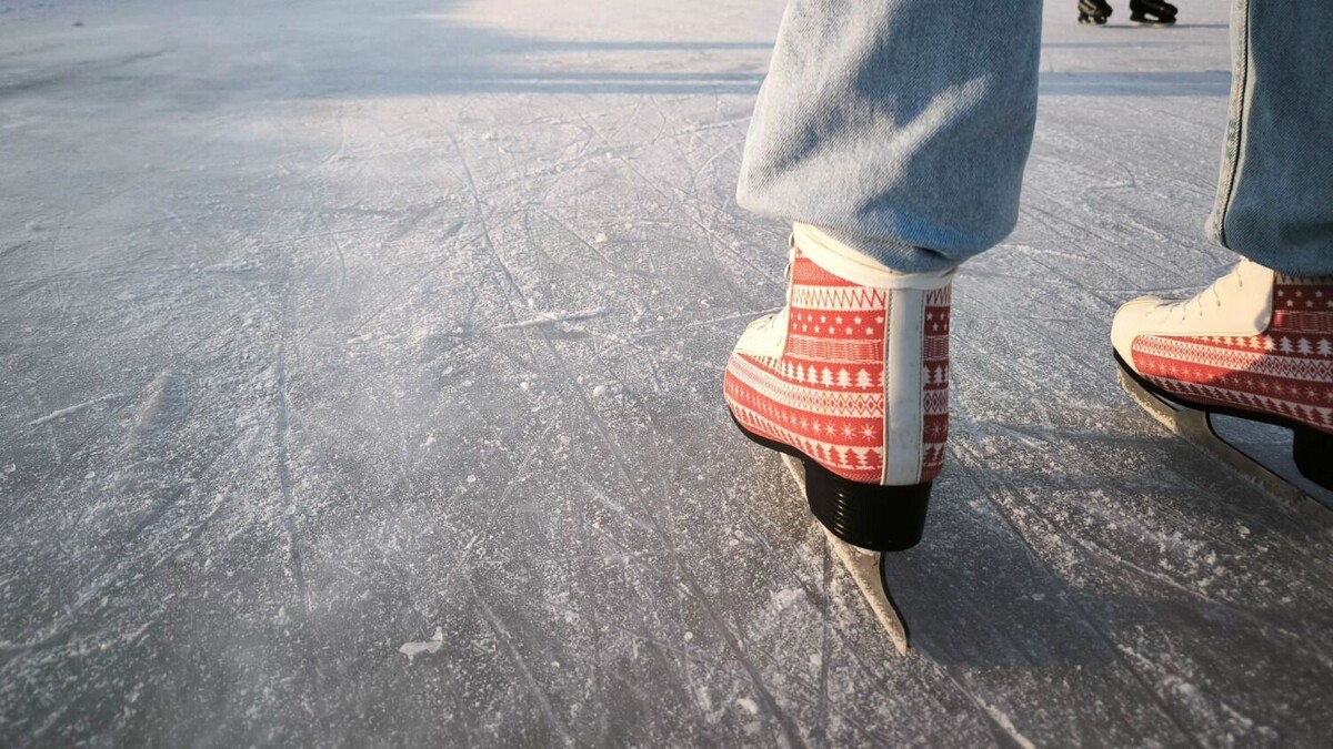    Свежий лёд, музыка и друзья — идеальное место для зимних коньков в Сургуте.   1MI