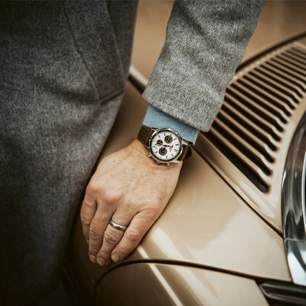 На фоне автомобиля дизайн Edifice EFR-575L-7A проявляется ярче