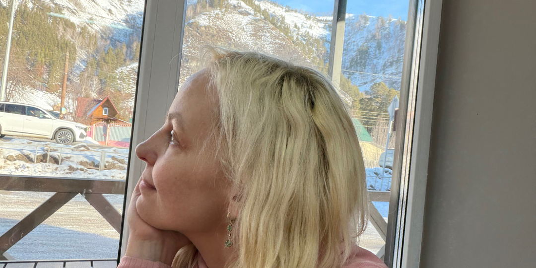 Темные локти и сухие пятки: почему появляются и как вернуть коже мягкость и ровный цвет