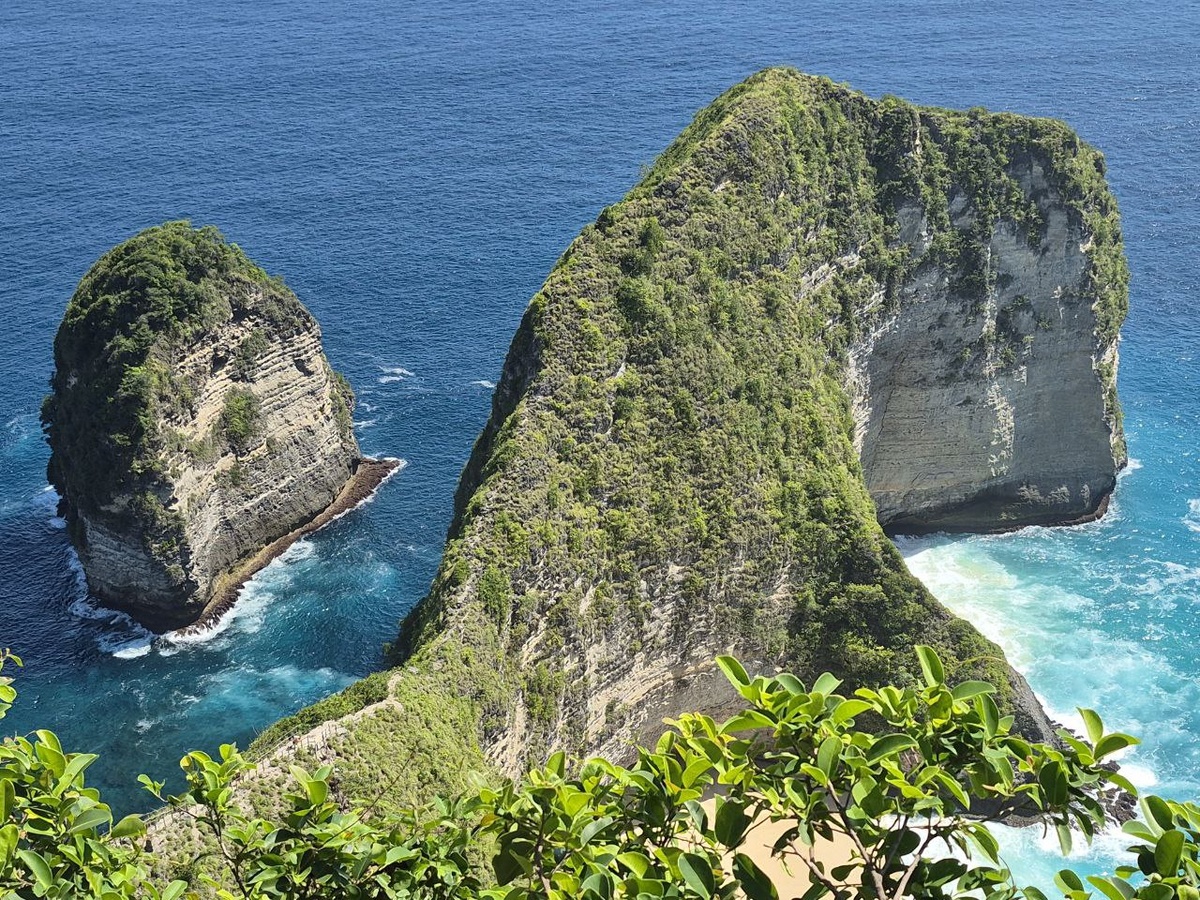 Пляж Келингкинг на острове Нуса-Пенида
